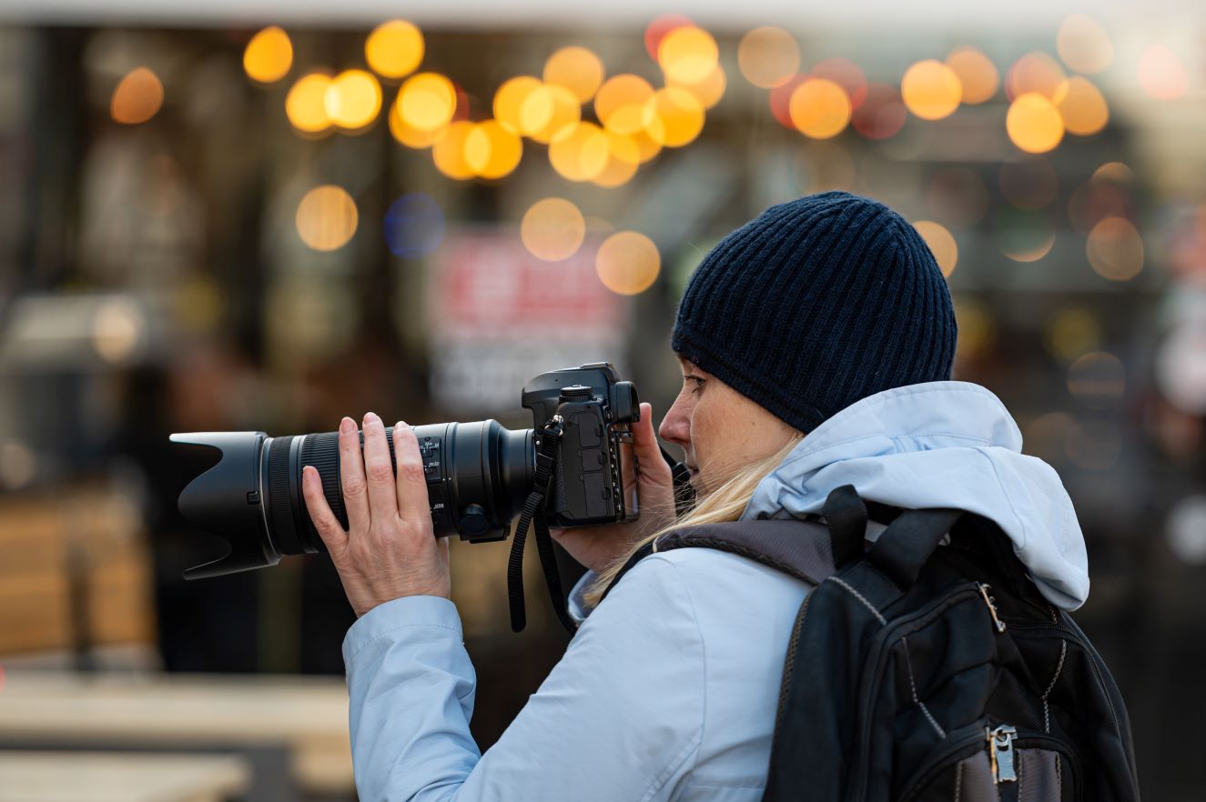 blonde-middle-aged-female-with-a-camera-in-the-eve-2023-11-27-05-06-06-utc